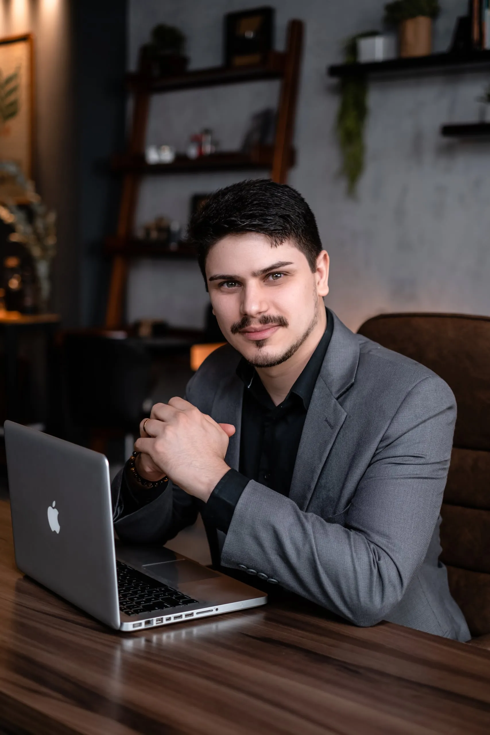 Davi Mathielo planejando finanças em seu escritório